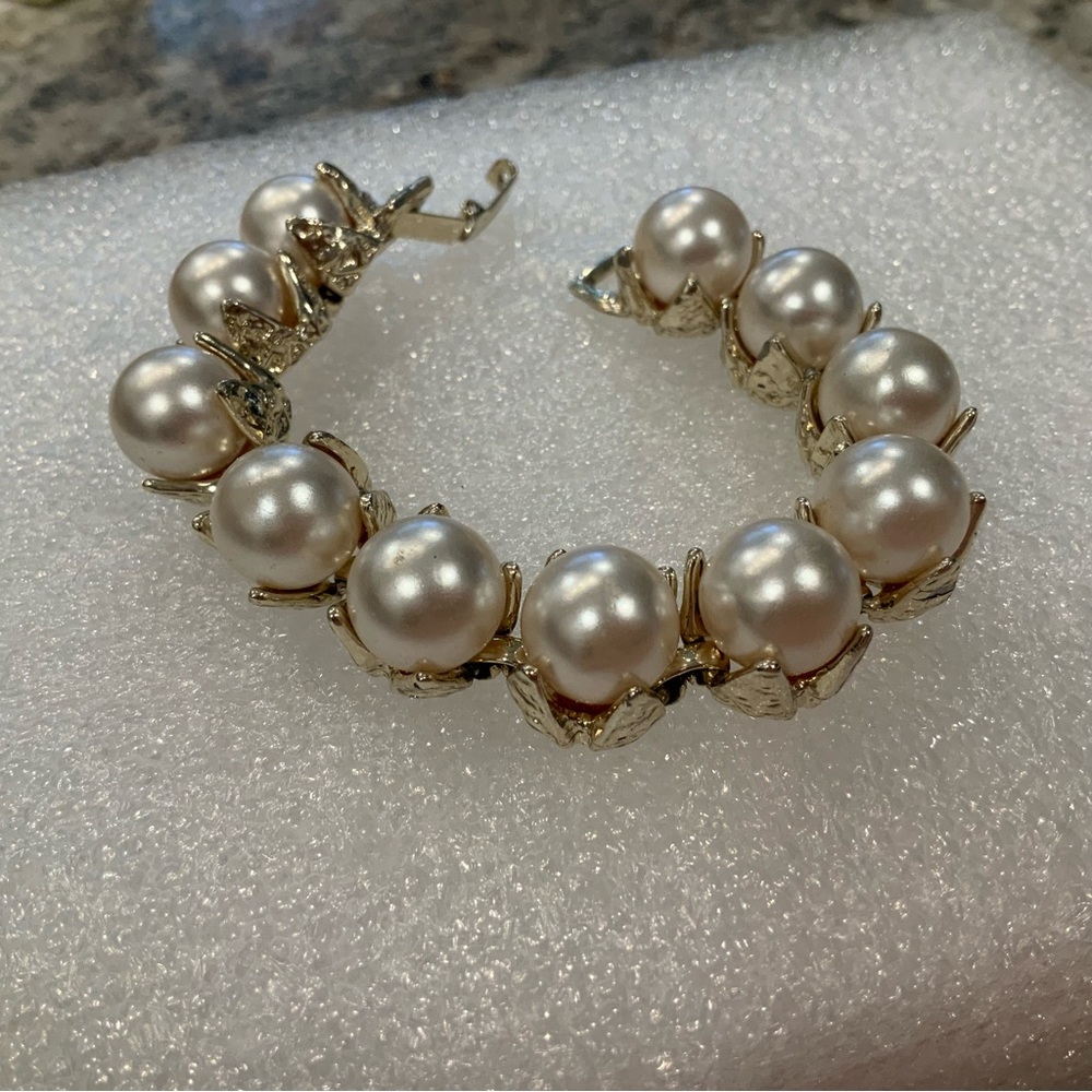 Elegant Pearl Bracelet with Gold Accents vintage 60s handcrafted